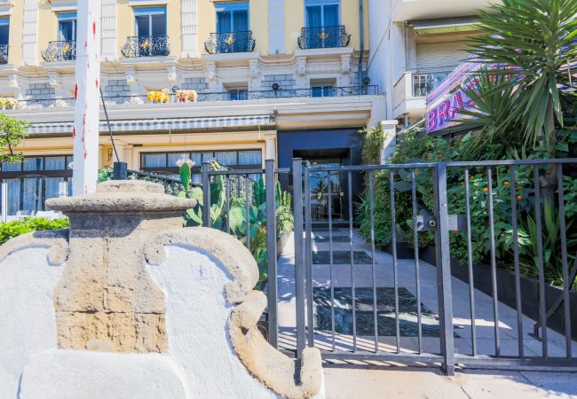 THE ENTRANCE BUILDING / CLOSE BEACHES THE ENTRANCE BUILDING / CLOSE BEACHES