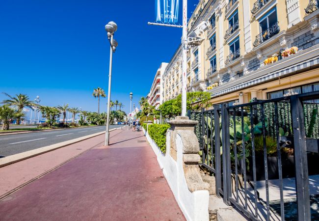 ENTRANCE BUILDING PROMENADE DES ANGLAIS ENTRANCE BUILDING PROMENADE DES ANGLAIS
