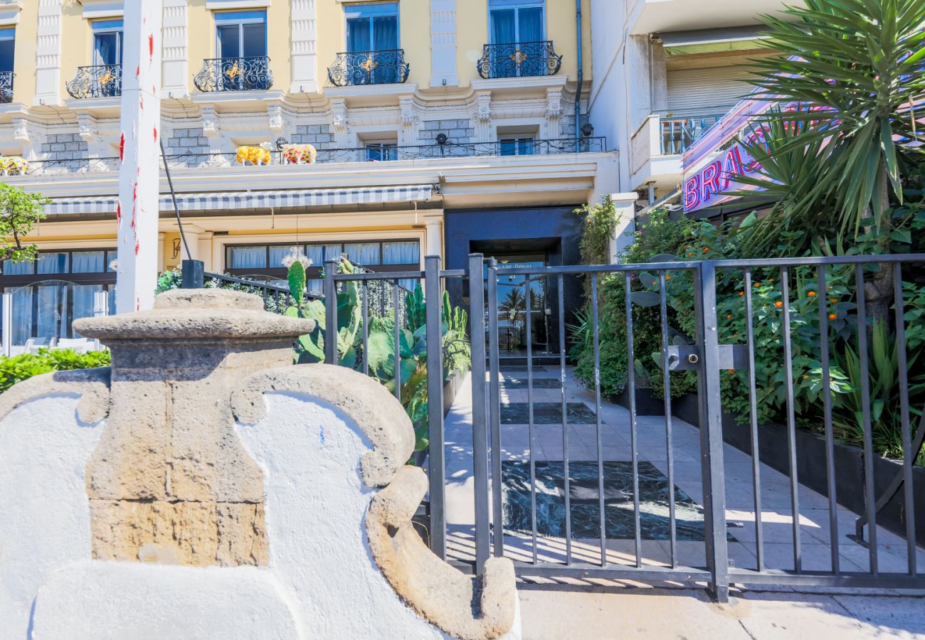 THE ENTRANCE BUILDING / CLOSE BEACHES THE ENTRANCE BUILDING / CLOSE BEACHES