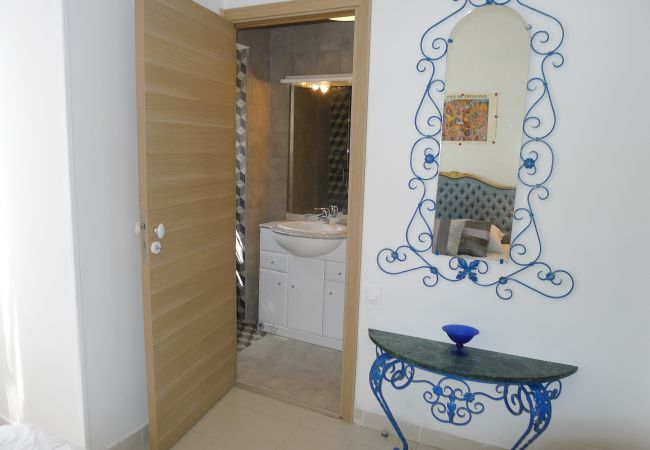 BATHROOM IS ACCOLED BATHROOM IS ACCOLED