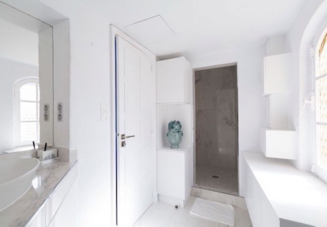 BATHROOM BATHROOM