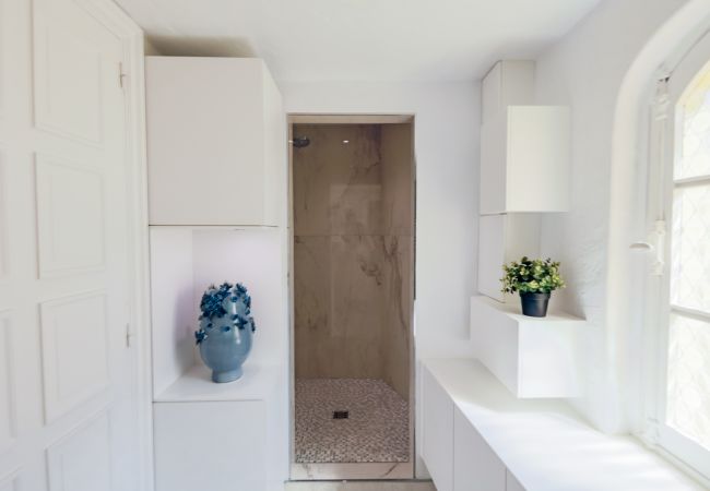 BATHROOM BATHROOM