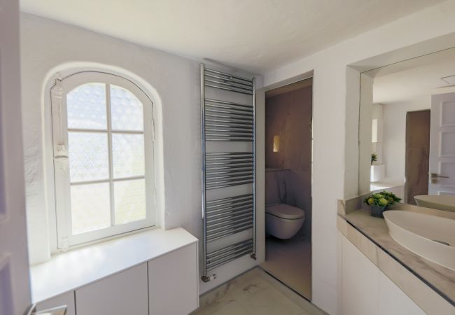BATHROOM BATHROOM