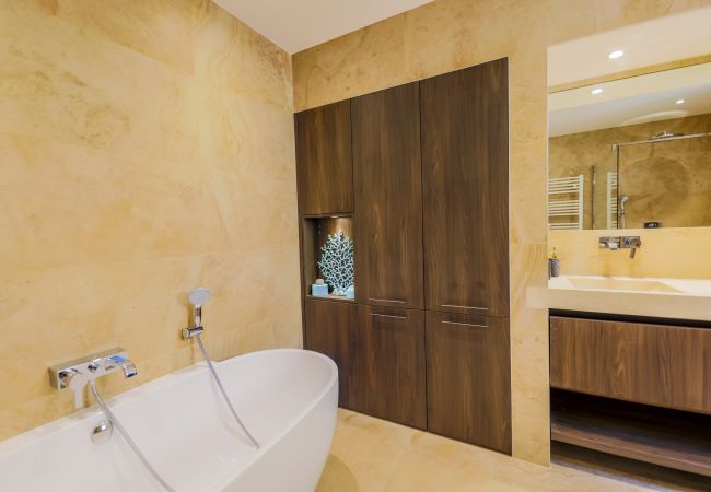 BATHROOM BATHROOM