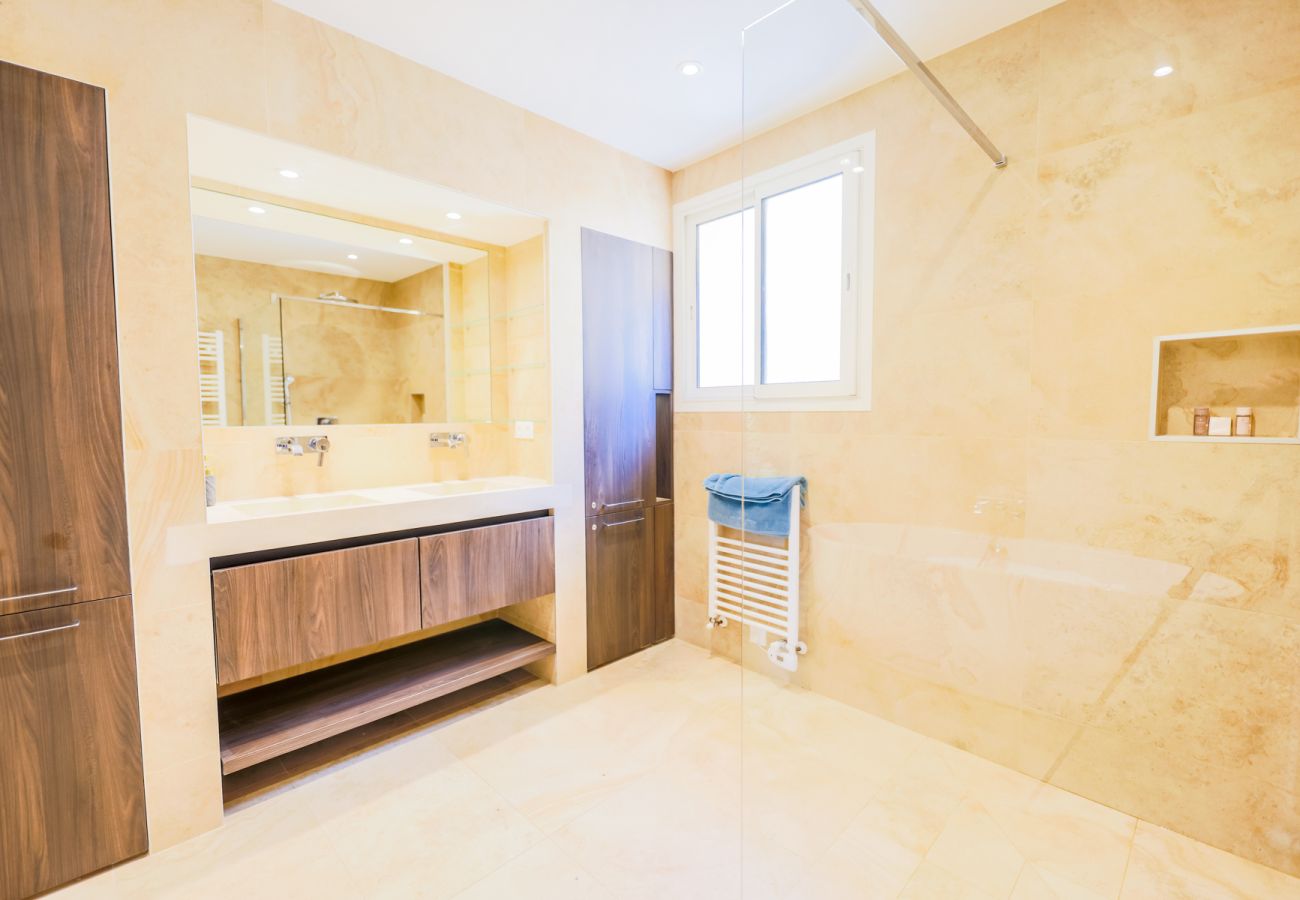 BATHROOM BATHROOM