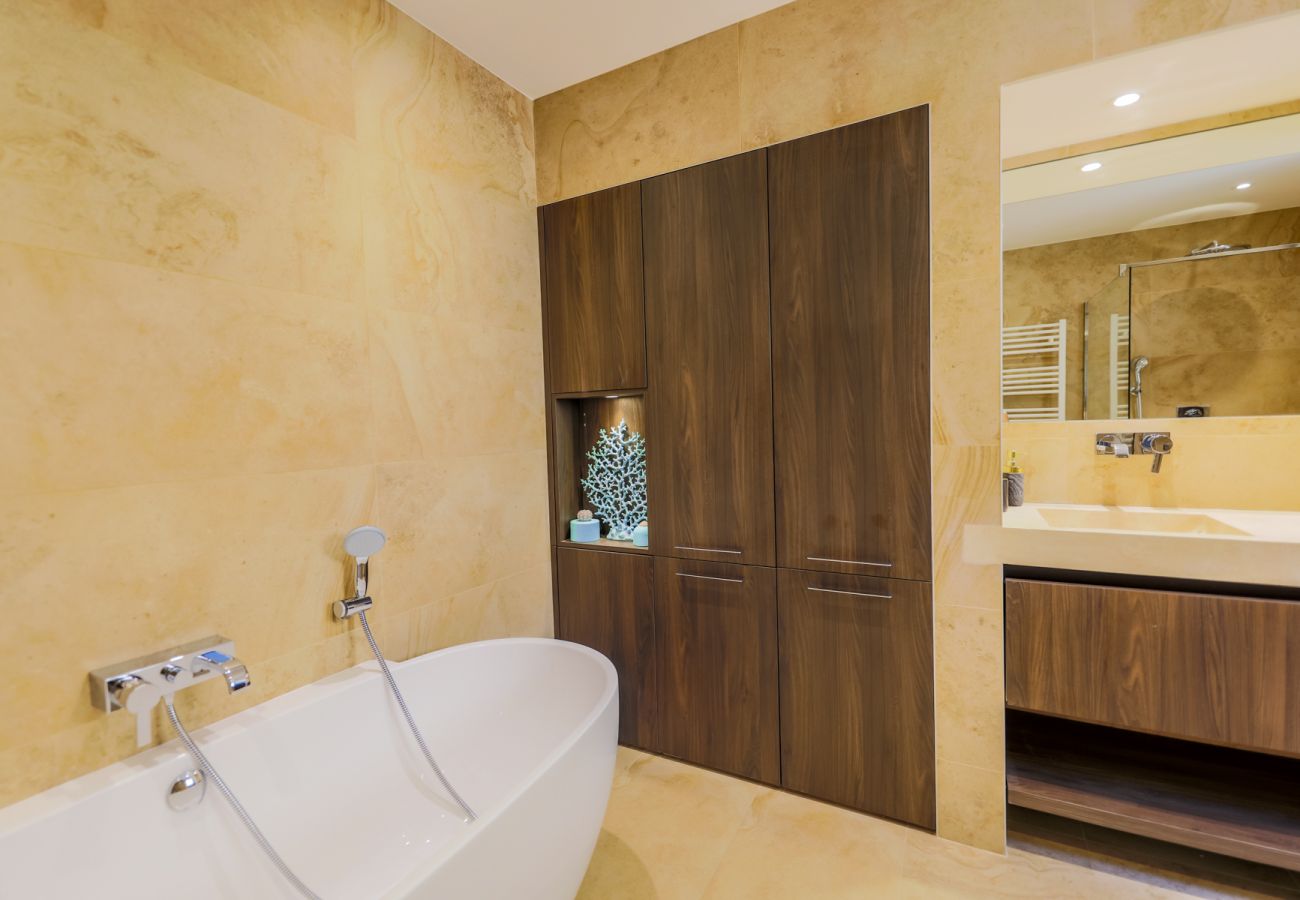 BATHROOM BATHROOM
