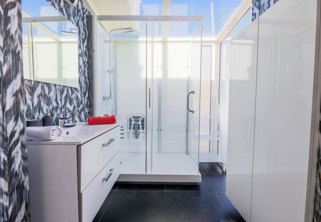 BATHROOM BATHROOM