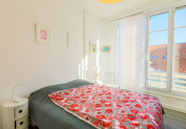 THE BEDROOM FOR 2 PEOPLE THE BEDROOM FOR 2 PEOPLE