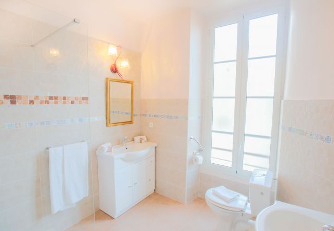 Апартаменты на Ницца / Nice -  NICE ETOILE, Grand appartement calme, lumineux, climatisé, proche du centre by RIVIERA HOLIDAY HOMES 