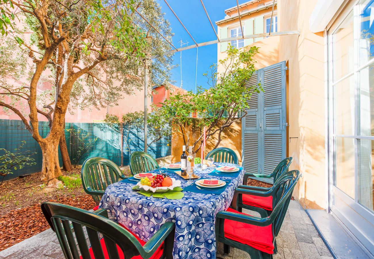 Апартаменты на Ницца / Nice - LE JARDIN SEGURANE, Très bel appartement en duplex avec terrasse et jardin by RIVIERA HOLIDAY HOMES