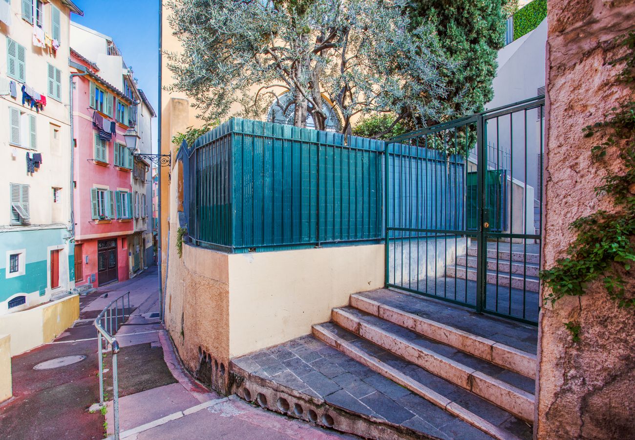 Апартаменты на Ницца / Nice - LE JARDIN SEGURANE, Très bel appartement en duplex avec terrasse et jardin by RIVIERA HOLIDAY HOMES