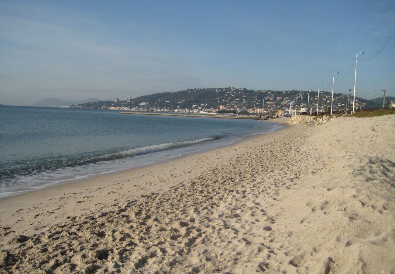 Апартаменты на Жуан-ле-Пен - JUAN FLORE, Résidence avec Jardin, Proche de la Plage et vue sur mer  by RIVIERA HOLIDAY HOMES