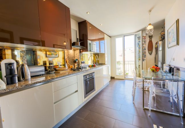 Апартаменты на Nice - AU BEAU RIVAGE , Bord de mer avec terrasse by RIVIERA HOLIDAY HOMES Апартаменты на Nice - AU BEAU RIVAGE , Bord de mer avec terrasse by RIVIERA HOLIDAY HOMES