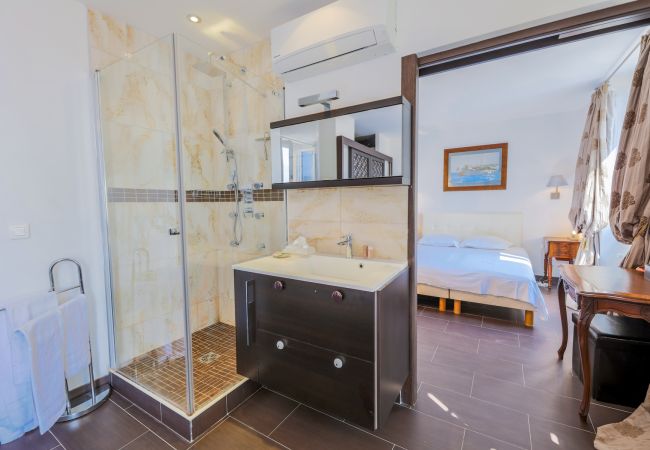 Апартаменты на Nice - AU BEAU RIVAGE , Bord de mer avec terrasse by RIVIERA HOLIDAY HOMES Апартаменты на Nice - AU BEAU RIVAGE , Bord de mer avec terrasse by RIVIERA HOLIDAY HOMES