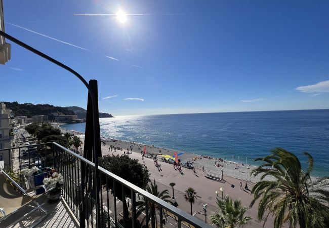  на Nice - AU BEAU RIVAGE , Bord de mer avec terrasse by RIVIERA HOLIDAY HOMES