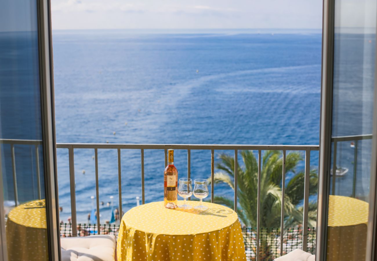 Апартаменты на Ницца / Nice - AU BEAU RIVAGE , Bord de mer avec terrasse by RIVIERA HOLIDAY HOMES