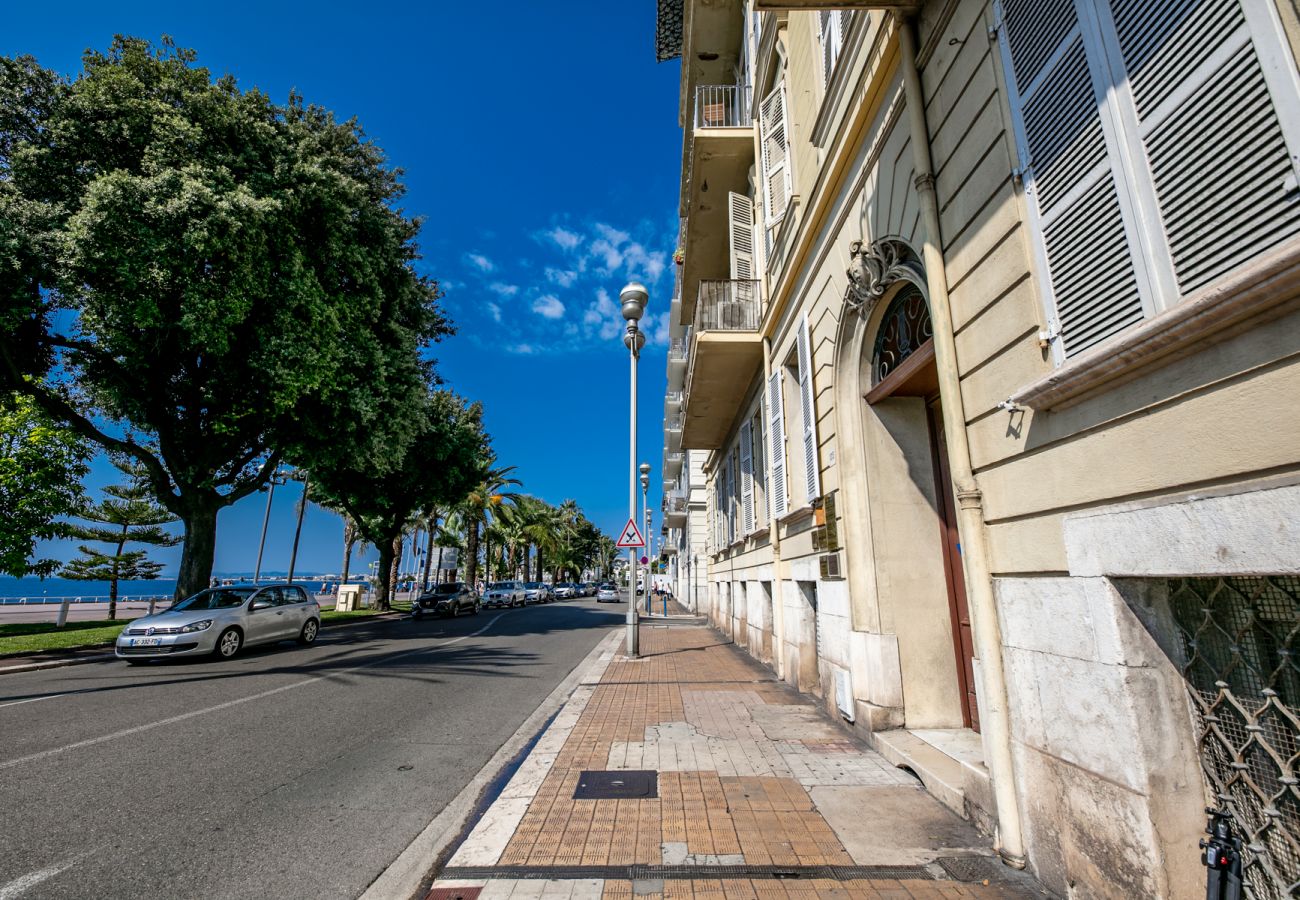 Апартаменты на Ницца / Nice - AU BEAU RIVAGE , Bord de mer avec terrasse by RIVIERA HOLIDAY HOMES