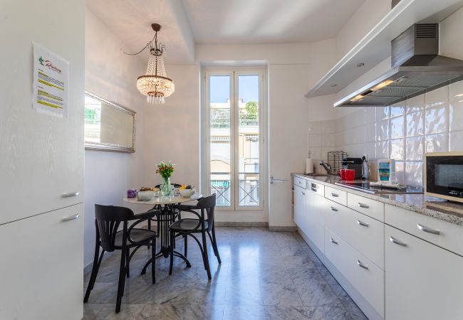 Апартаменты на Nice - Appartement Ambassador Palace avec balcon by Riviera Holiday Homes Апартаменты на Nice - Appartement Ambassador Palace avec balcon by Riviera Holiday Homes
