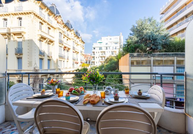 Апартаменты на Ницца / Nice -  LE FRANCE-MASSENET, Appartement contemporain avec terrasse by RIVIERA HOLIDAY HOMES 