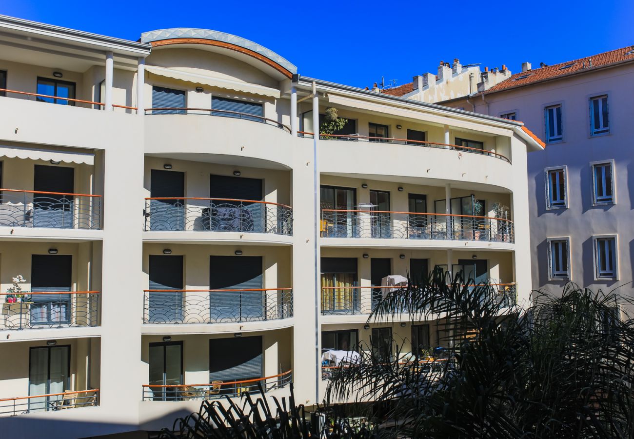 Апартаменты на Ницца / Nice -  PALAIS LIBERTE,  Appartement avec terrasse, proche plage  by RIVIERA HOLIDAY HOMES 