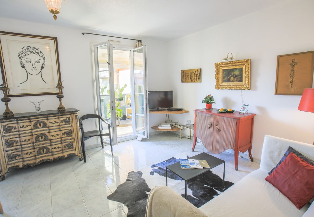 Апартаменты на Ницца / Nice - COLLINE DU CHATEAU Avec Terrasse  by RIVIERA HOLIDAY HOMES