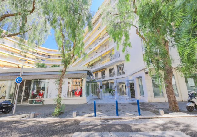 Апартаменты на Nice - LE PALACE, Bel appartement avec terrasse,  proche centre  by RIVIERA HOLIDAY HOMES  Апартаменты на Nice - LE PALACE, Bel appartement avec terrasse,  proche centre  by RIVIERA HOLIDAY HOMES