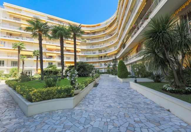  на Nice - LE PALACE, Bel appartement avec terrasse,  proche centre  by RIVIERA HOLIDAY HOMES 