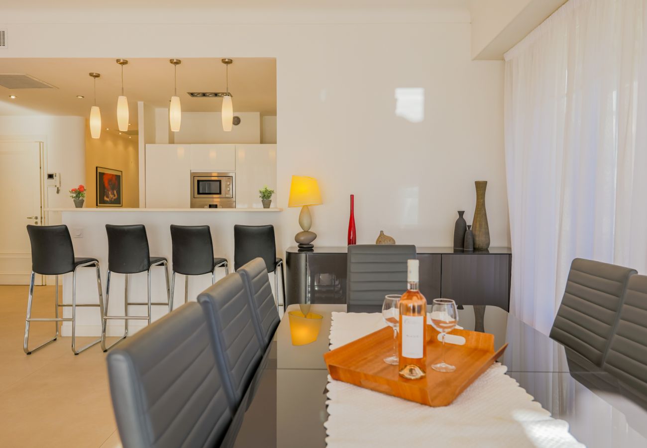 Апартаменты на Ницца / Nice -  METROPOLE, Appartement avec balcon, centre ville by RIVIERA HOLIDAY HOMES 