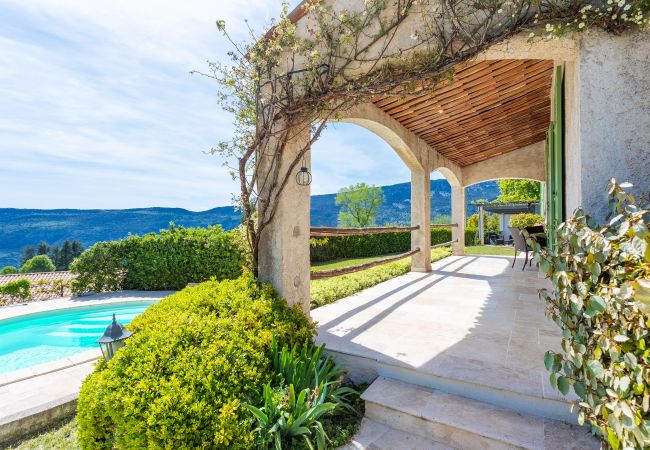 Вилла на Berre-les-Alpes -  VILLA ROCHE GRISE, Belle Villa, calme, jardin et piscine  by RIVIERA HOLIDAY HOMES  Вилла на Berre-les-Alpes -  VILLA ROCHE GRISE, Belle Villa, calme, jardin et piscine  by RIVIERA HOLIDAY HOMES