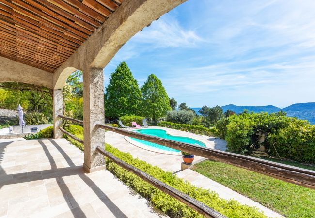 Вилла на Бер-лез-Альп -  VILLA ROCHE GRISE, Belle Villa, calme, jardin et piscine  by RIVIERA HOLIDAY HOMES 
