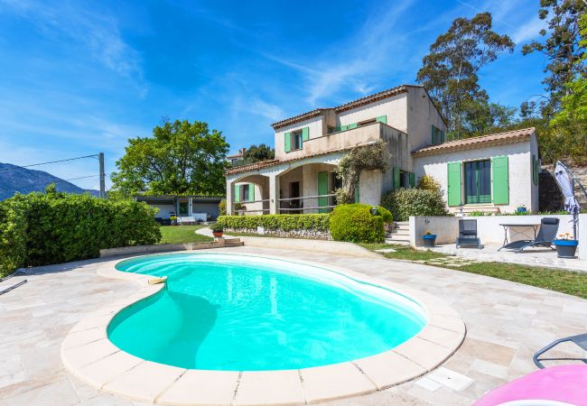  на Berre-les-Alpes -  VILLA ROCHE GRISE, Belle Villa, calme, jardin et piscine  by RIVIERA HOLIDAY HOMES 