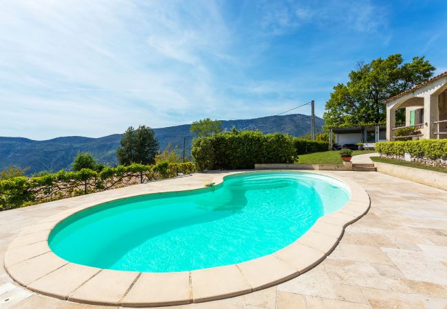 Вилла на Бер-лез-Альп -  VILLA ROCHE GRISE, Belle Villa, calme, jardin et piscine  by RIVIERA HOLIDAY HOMES 