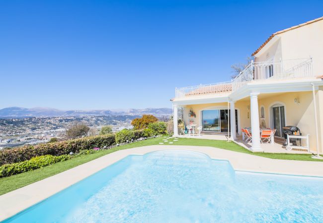  на Nice - LA CASETTA DEI FIORI, Terrasse avec Piscine by RIVIERA HOLIDAY HOMES