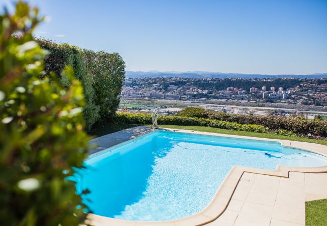 Вилла на Ницца / Nice - LA CASETTA DEI FIORI, Terrasse avec Piscine by RIVIERA HOLIDAY HOMES