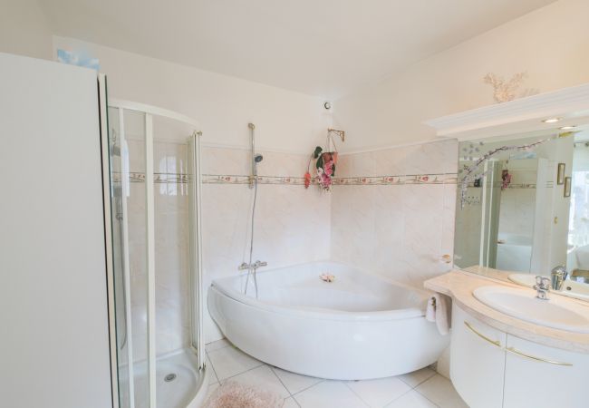 Вилла на Nice - LA CASETTA DEI FIORI, Terrasse avec Piscine by RIVIERA HOLIDAY HOMES Вилла на Nice - LA CASETTA DEI FIORI, Terrasse avec Piscine by RIVIERA HOLIDAY HOMES