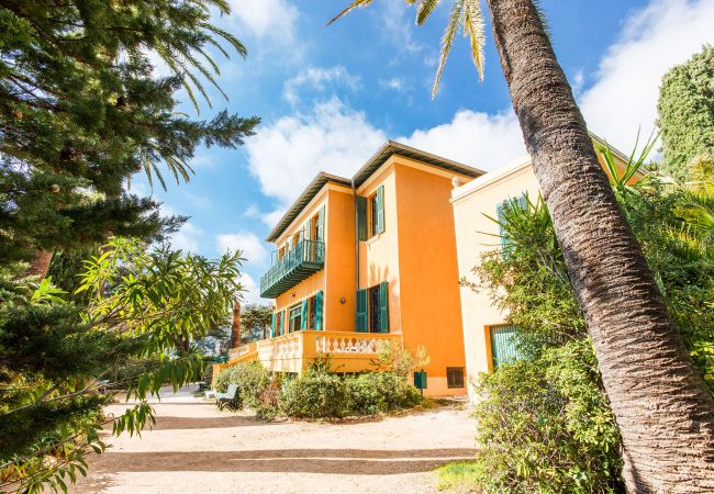  на Cap-d´Ail -  VILLA ROC FLEURY , Belle villa avec terrasse, vue mer, proche parc by RIVIERA HOLIDAY HOMES 