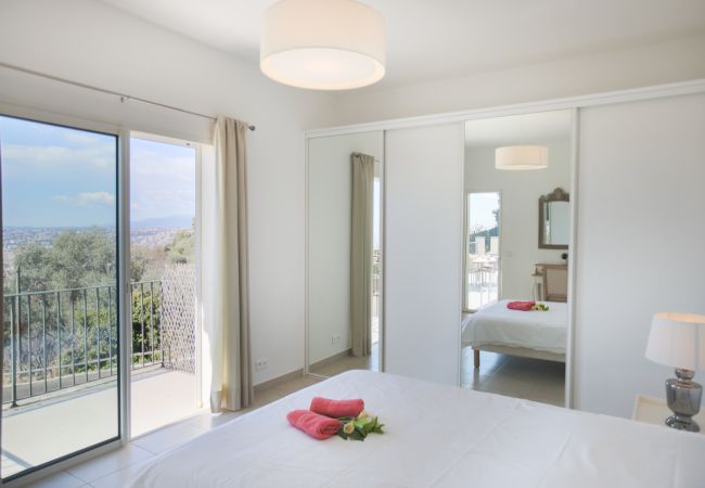 Вилла на Nice -  VINAIGRIER HILLS, Grande Villa avec terrasse, piscine une belle vue mer by RIVIERA HOLIDAY HOMES  Вилла на Nice -  VINAIGRIER HILLS, Grande Villa avec terrasse, piscine une belle vue mer by RIVIERA HOLIDAY HOMES