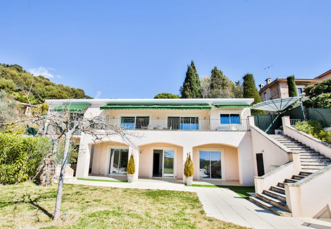 Вилла на Nice -  VINAIGRIER HILLS, Grande Villa avec terrasse, piscine une belle vue mer by RIVIERA HOLIDAY HOMES  Вилла на Nice -  VINAIGRIER HILLS, Grande Villa avec terrasse, piscine une belle vue mer by RIVIERA HOLIDAY HOMES