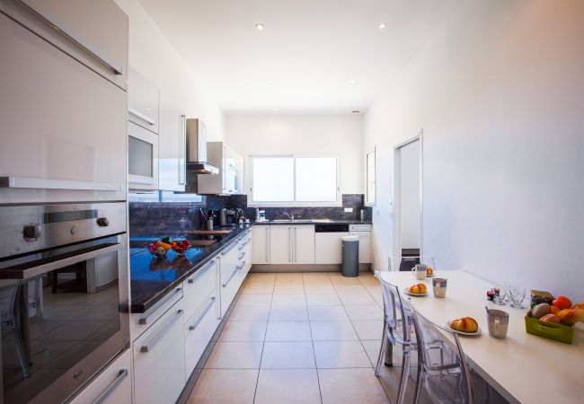 Вилла на Nice -  VINAIGRIER HILLS, Grande Villa avec terrasse, piscine une belle vue mer by RIVIERA HOLIDAY HOMES  Вилла на Nice -  VINAIGRIER HILLS, Grande Villa avec terrasse, piscine une belle vue mer by RIVIERA HOLIDAY HOMES