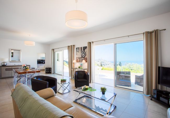 Вилла на Nice -  VINAIGRIER HILLS, Grande Villa avec terrasse, piscine une belle vue mer by RIVIERA HOLIDAY HOMES  Вилла на Nice -  VINAIGRIER HILLS, Grande Villa avec terrasse, piscine une belle vue mer by RIVIERA HOLIDAY HOMES