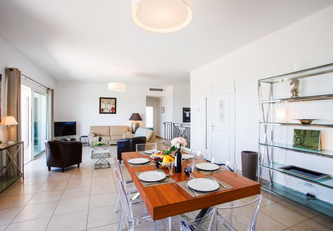 Вилла на Nice -  VINAIGRIER HILLS, Grande Villa avec terrasse, piscine une belle vue mer by RIVIERA HOLIDAY HOMES  Вилла на Nice -  VINAIGRIER HILLS, Grande Villa avec terrasse, piscine une belle vue mer by RIVIERA HOLIDAY HOMES