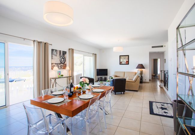 Вилла на Nice -  VINAIGRIER HILLS, Grande Villa avec terrasse, piscine une belle vue mer by RIVIERA HOLIDAY HOMES  Вилла на Nice -  VINAIGRIER HILLS, Grande Villa avec terrasse, piscine une belle vue mer by RIVIERA HOLIDAY HOMES