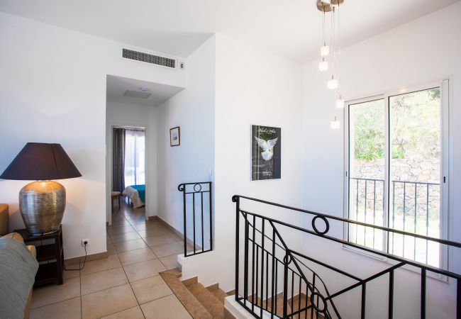 Вилла на Nice -  VINAIGRIER HILLS, Grande Villa avec terrasse, piscine une belle vue mer by RIVIERA HOLIDAY HOMES  Вилла на Nice -  VINAIGRIER HILLS, Grande Villa avec terrasse, piscine une belle vue mer by RIVIERA HOLIDAY HOMES