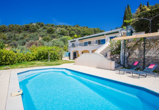  на Nice -  VINAIGRIER HILLS, Grande Villa avec terrasse, piscine une belle vue mer by RIVIERA HOLIDAY HOMES 