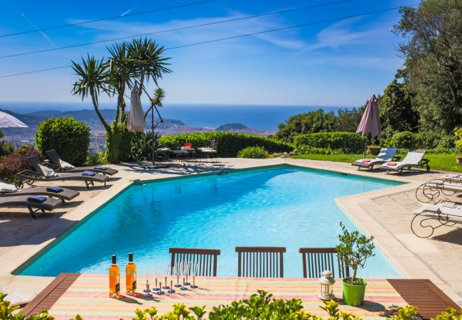  на Nice -  LOU MAS SOUBRAN, Magnifique Villa, terrasse avec piscine by RIVIERA HOLIDAY HOMES 