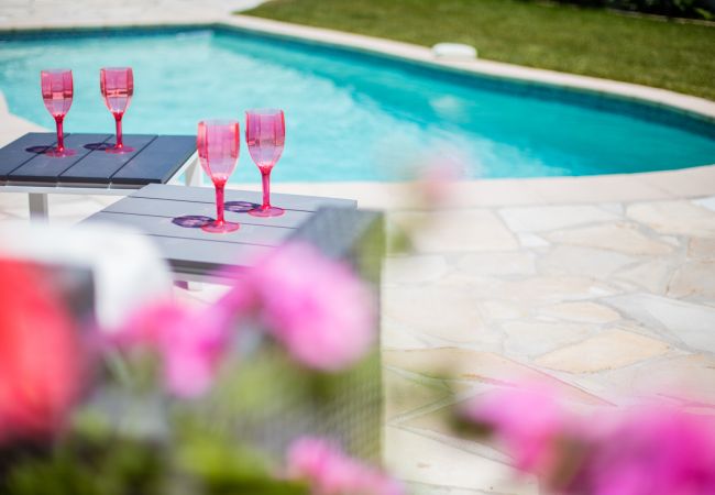 Вилла на Juan-les-Pins -  VILLA LES ONDES, Charmente Villa, terrase, jardin avec piscine by RIVIERA HOLIDAY HOMES  Вилла на Juan-les-Pins -  VILLA LES ONDES, Charmente Villa, terrase, jardin avec piscine by RIVIERA HOLIDAY HOMES