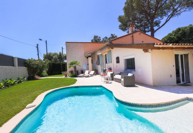 Вилла на Жуан-ле-Пен -  VILLA LES ONDES, Charmente Villa, terrase, jardin avec piscine by RIVIERA HOLIDAY HOMES 