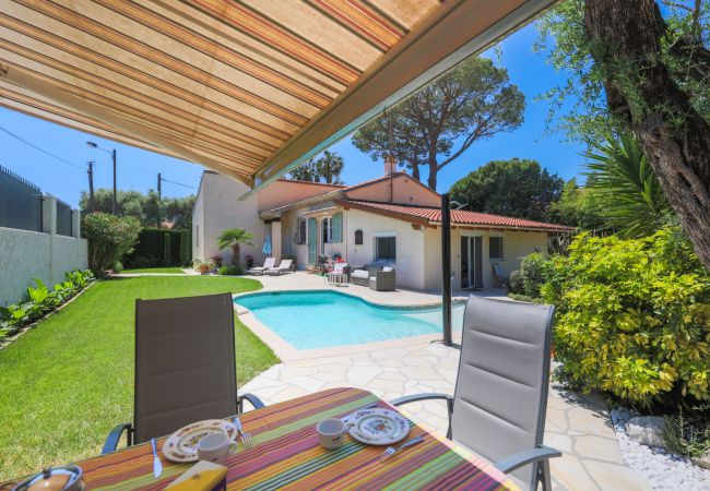  на Juan-les-Pins -  VILLA LES ONDES, Charmente Villa, terrase, jardin avec piscine by RIVIERA HOLIDAY HOMES 