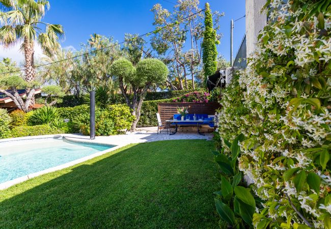 Вилла на Juan-les-Pins -  VILLA LES ONDES, Charmente Villa, terrase, jardin avec piscine by RIVIERA HOLIDAY HOMES  Вилла на Juan-les-Pins -  VILLA LES ONDES, Charmente Villa, terrase, jardin avec piscine by RIVIERA HOLIDAY HOMES