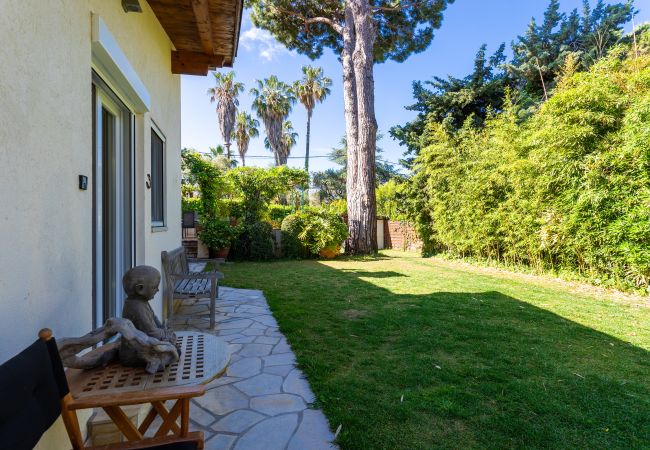 Вилла на Juan-les-Pins -  VILLA LES ONDES, Charmente Villa, terrase, jardin avec piscine by RIVIERA HOLIDAY HOMES  Вилла на Juan-les-Pins -  VILLA LES ONDES, Charmente Villa, terrase, jardin avec piscine by RIVIERA HOLIDAY HOMES